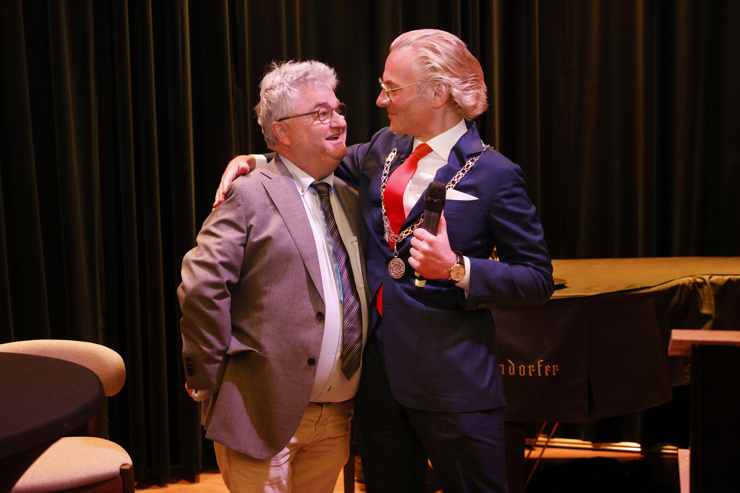 Foto van Vincent Hilhorst en burgemeester Nanning Mol tijdens de Lintjesregen 2024 in Laren.